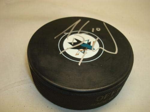 Andrew Desjardins podpísal hokejový puk San Jose Sharks s podpisom 1D puky NHL